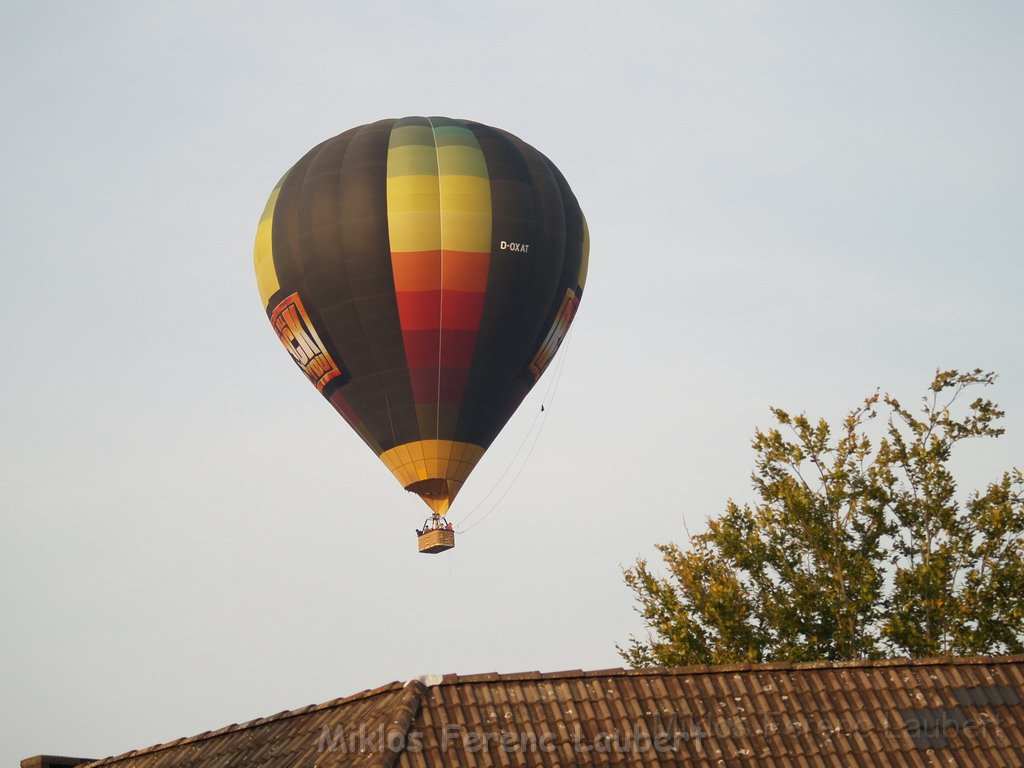Heissluftballon im vorbei fahren  P06.JPG